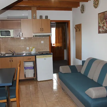 Laura * Veľký Meder